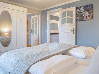 Schlafzimmer mit Doppelbett