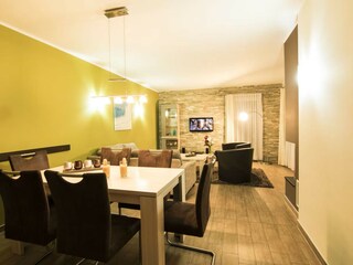 Offene Küche und Essbereich