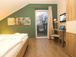 Schlafzimmer 1 im DG mit TV