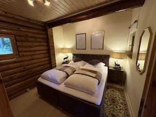 Schlafzimmer 1 mit Kingsize-Doppelbett