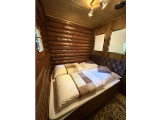 Schlafzimmer 2 mit Queensize-Doppelbett