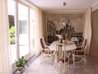 Esszimmer mit Blick auf den Garten