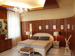 Schlafzimmer mit Doppelbett 1