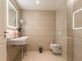 1. Badezimmer mit Regendusche (EG)