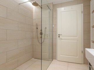 1. Badezimmer mit Regendusche (EG)