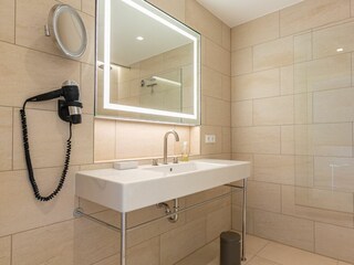 2. Badezimmer mit Wanne (OG)