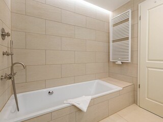 2. Badezimmer mit Wanne (OG)