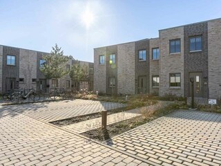 Parkplatz mit E-Auto-Ladesäule "2q"