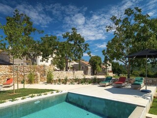 Eleganter Poolbereich mit Sonnenliegen im Casa Ceppi