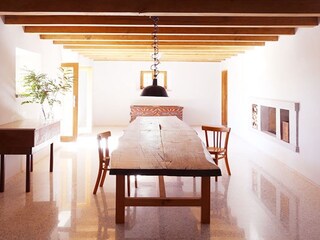 Eleganter langer Esstisch in der historischen Villa