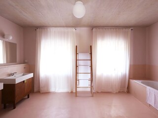 Luxuriöses Bad en suite mit minimalistischem Design