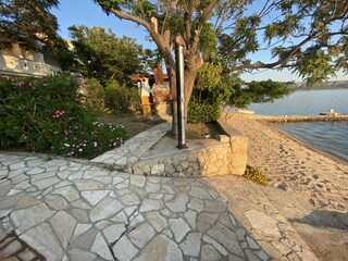 Grill und Außendusche am Strand