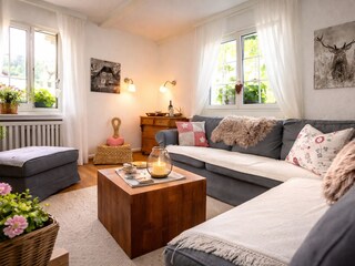 Gemütliches Wohnzimmer mit großer Sofaecke