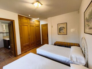 Schlafzimmer 1