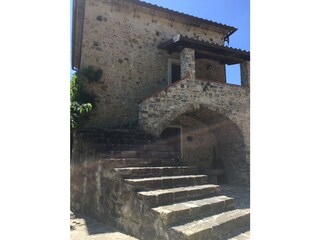 Eingang mit Steintreppe