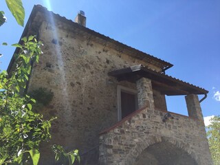 Rustikale Steinfassade mit Terrasse