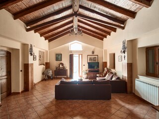 Großzügiger Wohnbereich mit hohen Holzbalkendecken