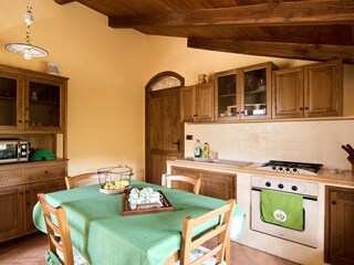 Voll ausgestattete Küche im Landhausstil