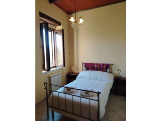 Helles Schlafzimmer mit viel Tageslicht