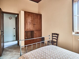 Schlafzimmer mit traditionellen Holzmöbeln