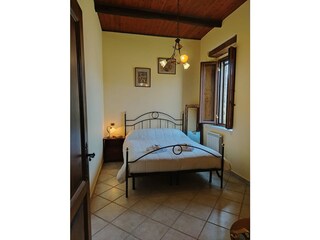 Warme und einladende Schlafzimmeratmosphäre mit Holzbal