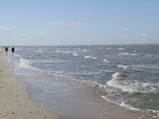 Spazieren gehen an der Wasserkante ist sehr beliebt