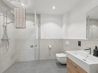 Das großzügige Badezimmer