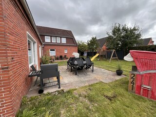 Eigene Terrasse mit Sitzgruppe und eingezäuntem Garten