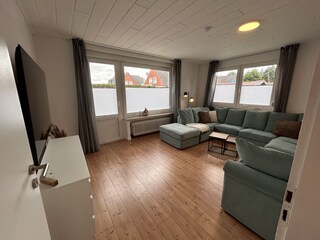 Helles Wohnzimmer mit großer Sofalandschaft