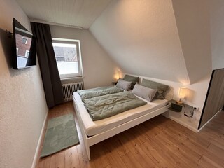 Schlafzimmer 2 mit Doppelbett und Bad