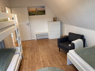 Schlafzimmer 4 mit Etagenbett, Einzelbett und Sessel