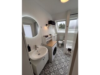 Bad en suite zu Schlafzimmer 3 mit Waschmaschine