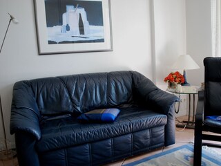 Wohnzimmer blaues Ledersofa