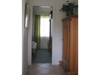 Antiker Brotschrank mit Blick ins Schlafzimmer
