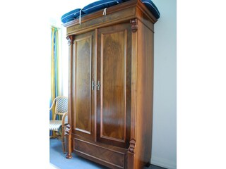 Antiker Schrank aus Nußbaum