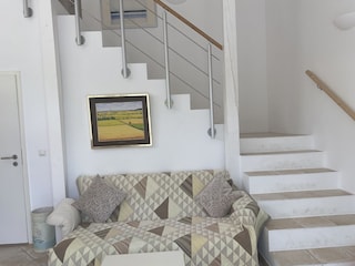 Wohnzimmer mit Aufgang zum großen Zimmer mit Wohnküche