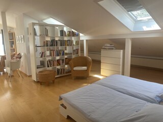 Zwei Einzelbetten im großen Atelierzimmer