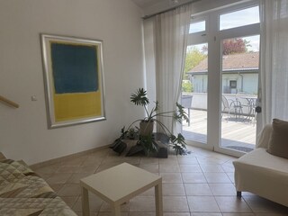 Kleines Wohnzimmer im Erdgeschoß mit Sonnenterrasse