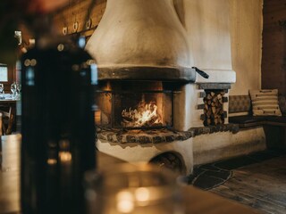 resort_achensee_vaya_tiroler_hütte_kamin_feuer