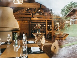 resort_achensee_vaya_tiroler_hütte_tische_gedeckt