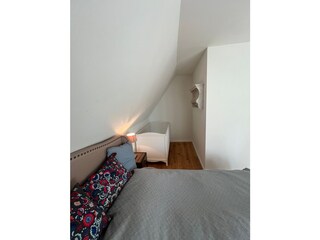 Großes Schlafzimmer mit Babybett (OG)