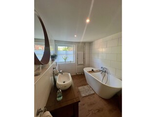 Badezimmer mit Badewanne (EG)