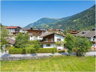 ferienhaus-zillertal_sommer_eigener_garten