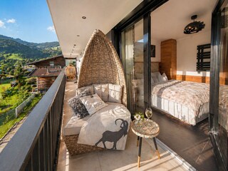 AlpenSkySuiteFlachau_Zi3_Blick ins Zimmer_Balkon_S