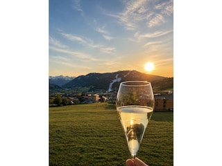 AlpenSkySuiteFlachau_Sunset_Champagnerglas_Sommer
