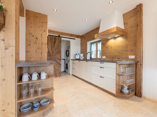 Küche mit Wirtschaftsraum