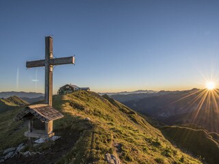 Gipfelkreuz Gamskarkogel Sonnenaufgang Bergpanoram