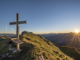 Gipfelkreuz Gamskarkogel Sonnenaufgang Bergpanoram