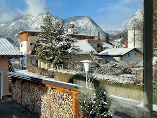Aussicht vom Wohnzimmer auf den Ort