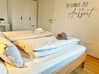 Schlafzimmer mit Doppelbett 180x200